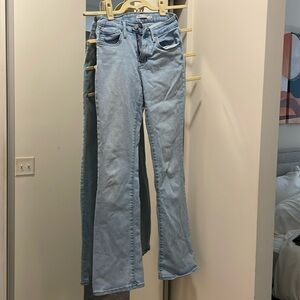 Light wash Levi’s 725 High Rise Bootcut jeans. Size 25